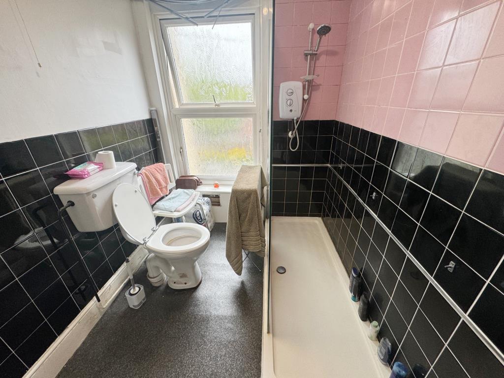 Lot: 17 - FOUR STOREY TERRACE PROPERTY WITH POTENTIAL - First floor shower room